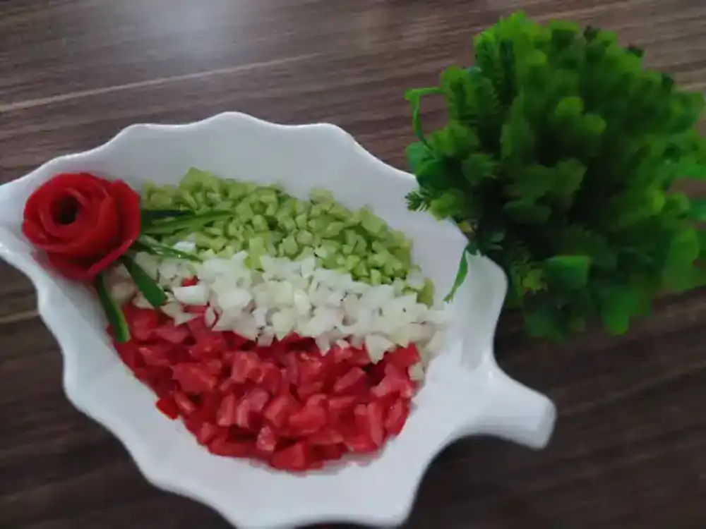 تزیین سالاد شیرازی در پیاله