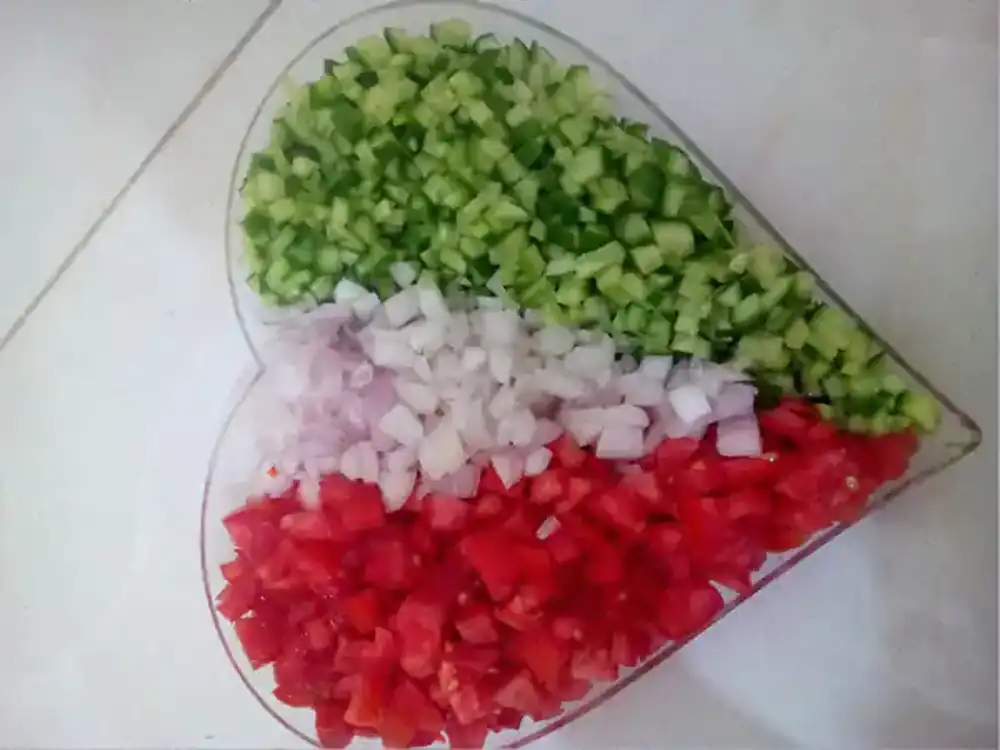 تزیین سالاد شیرازی در پیاله