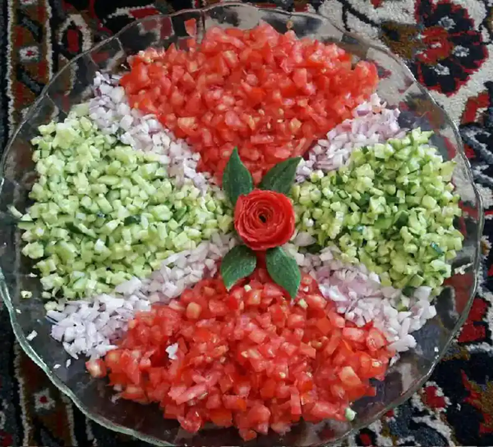 تزیین سالاد شیرازی در پیاله