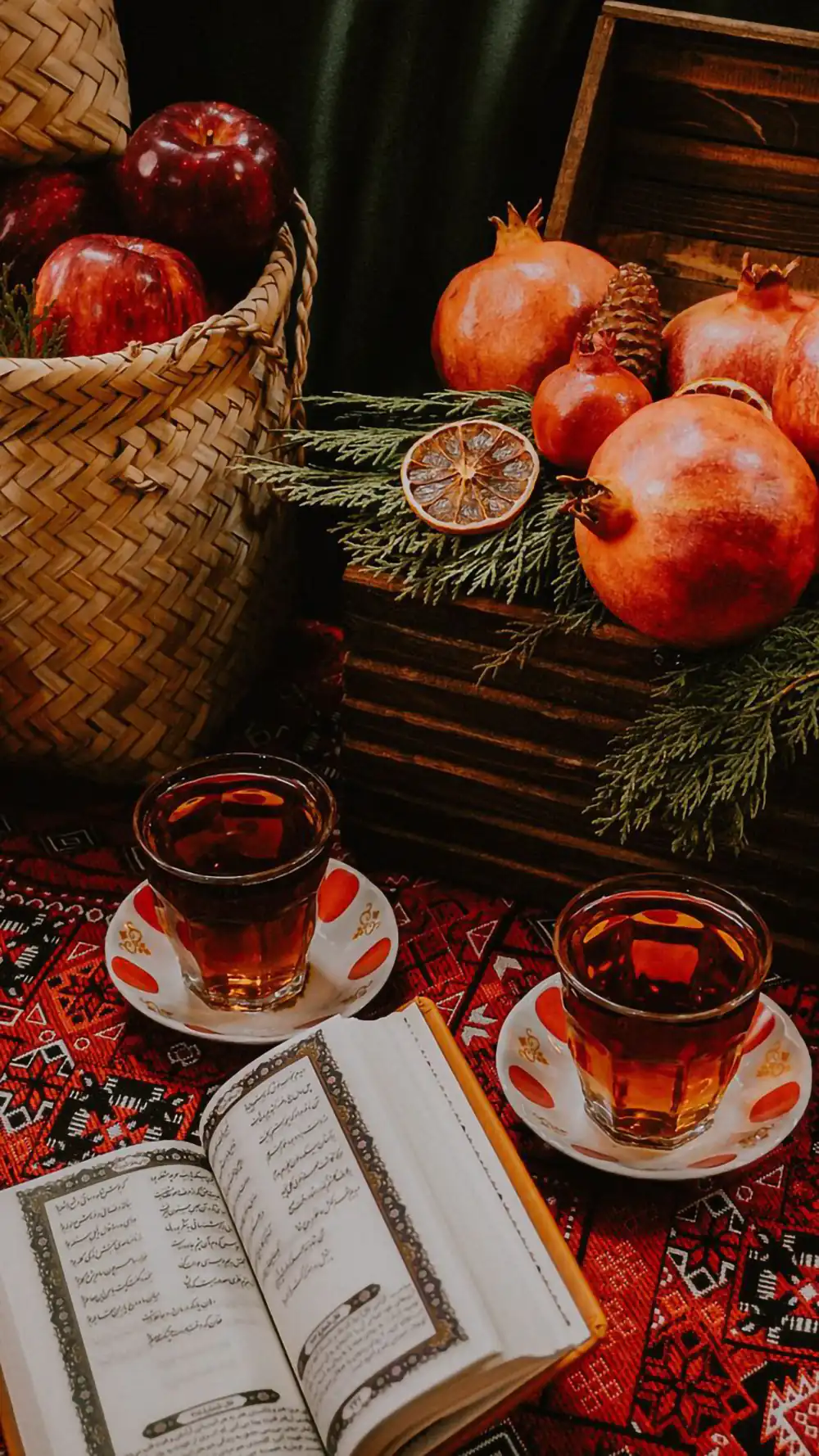 دیزاین میز شب یلدا ساده