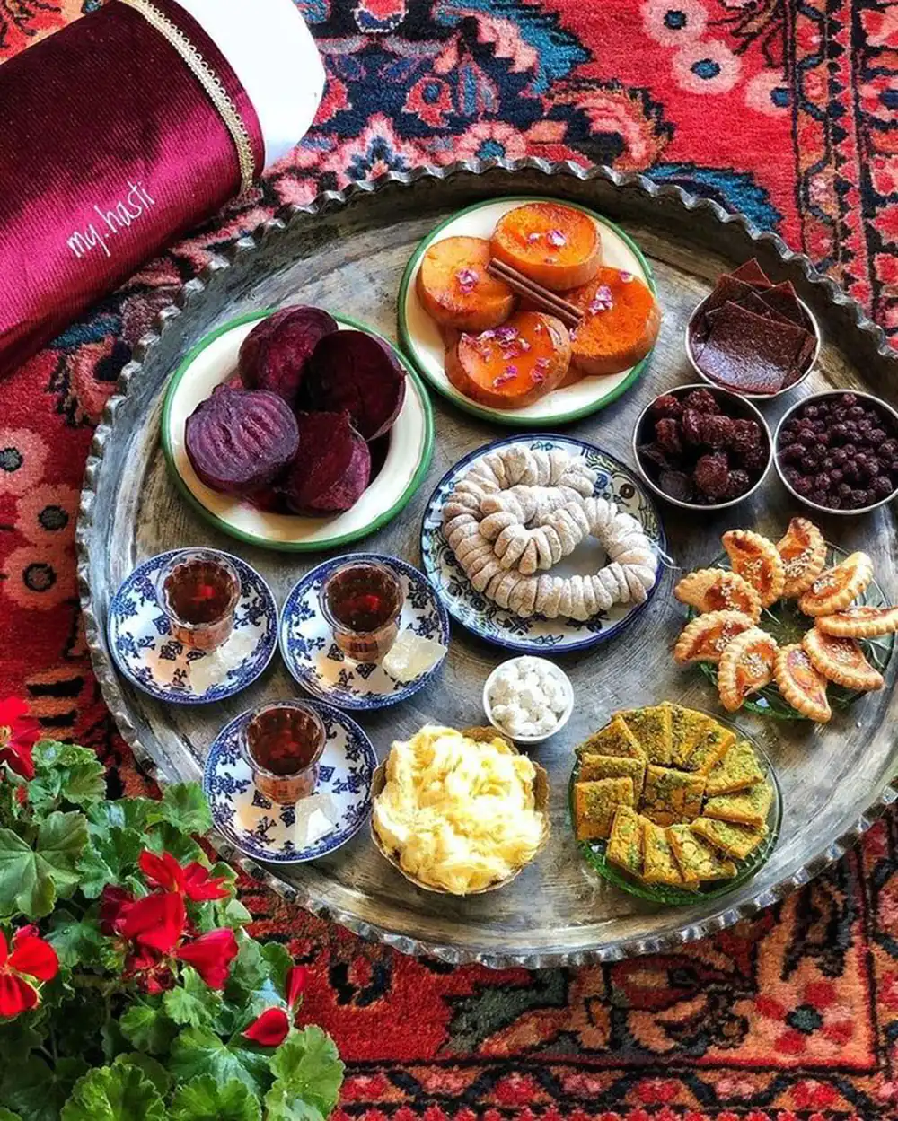 دیزاین میز شب یلدا ساده