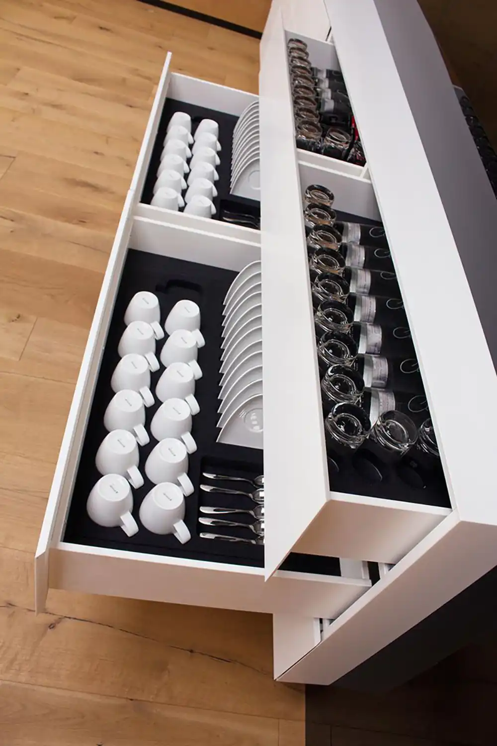 چیدمان داخل کابینت آشپزخانه