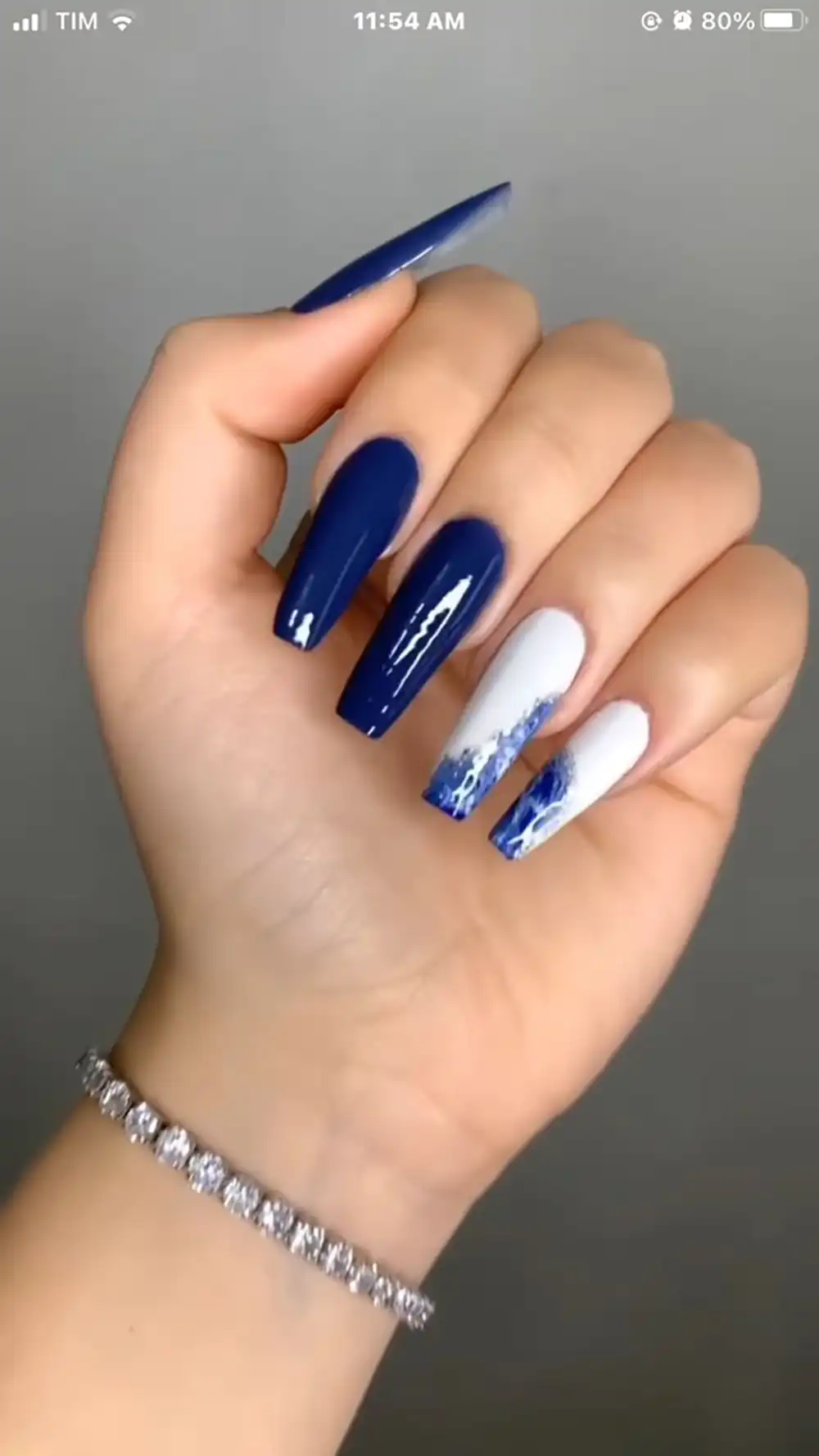 طراحی ناخن سفید و آبی