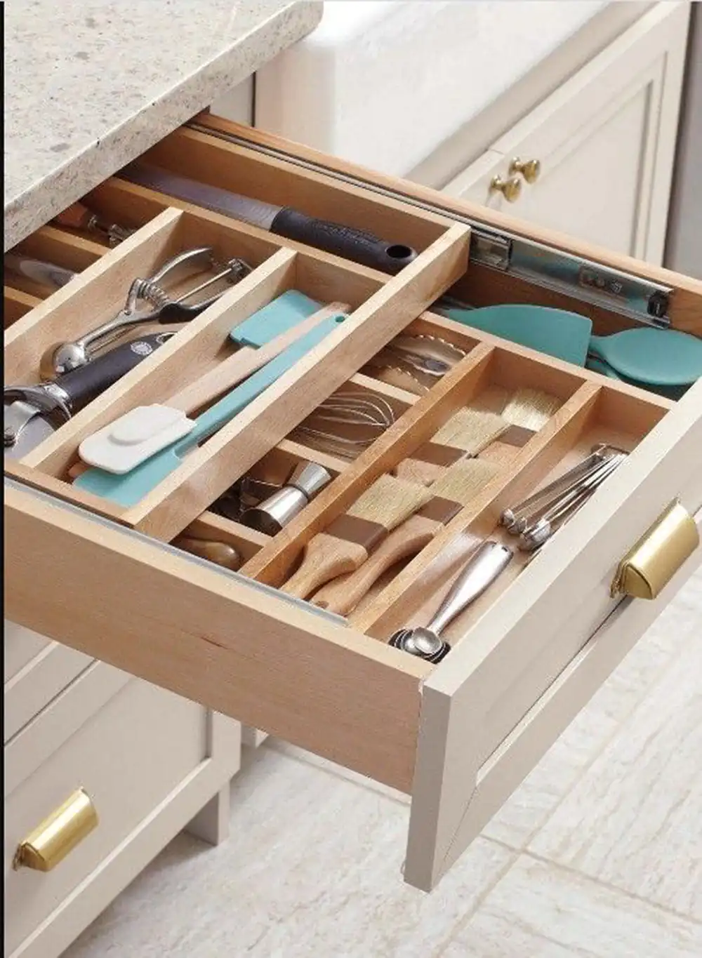چیدمان قاشق و چنگال در کابینت