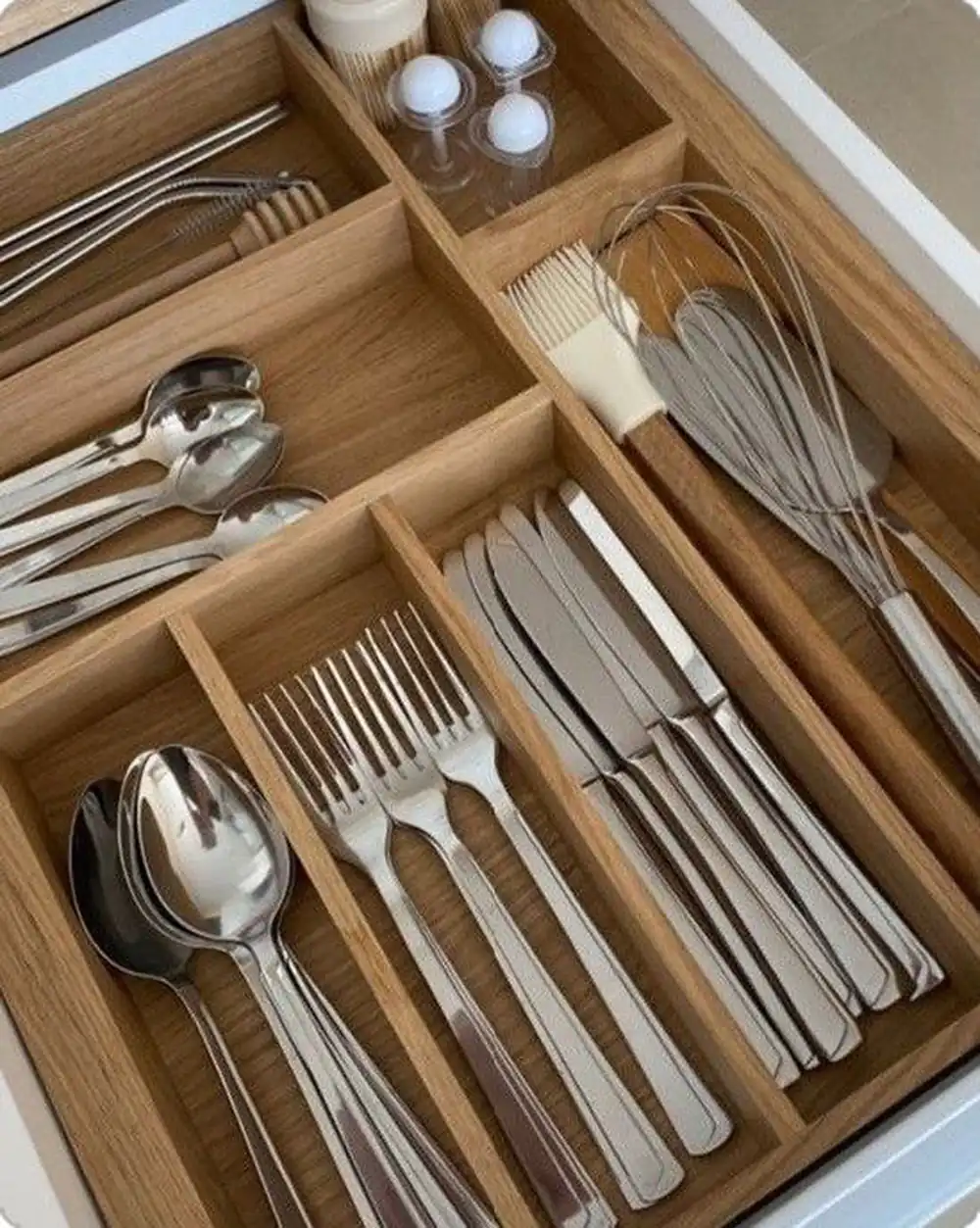 چیدمان قاشق و چنگال در کابینت