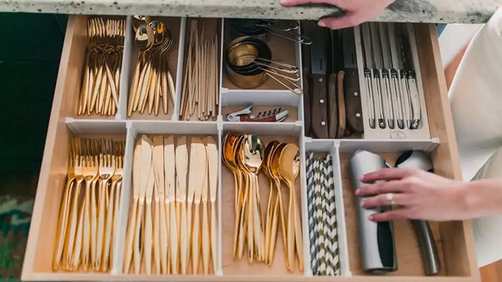 چیدمان قاشق و چنگال در کابینت