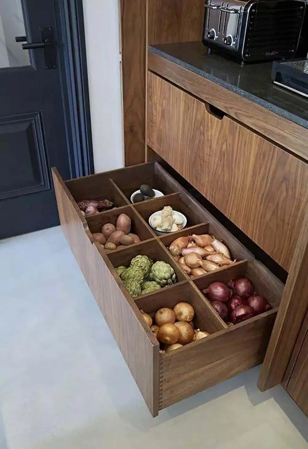 چیدمان کشو کابینت آشپزخانه