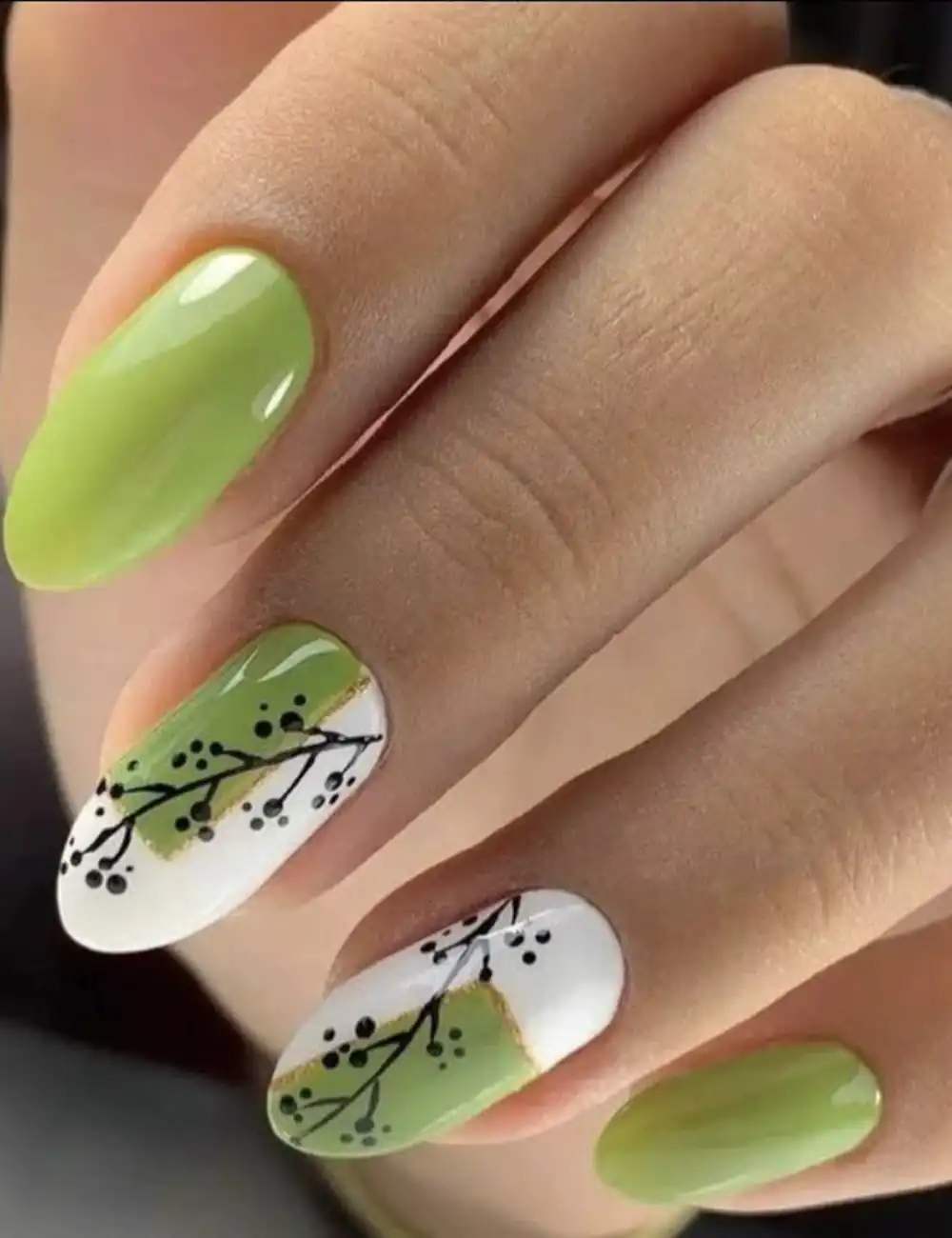 طراحی ناخن سفید و سبز