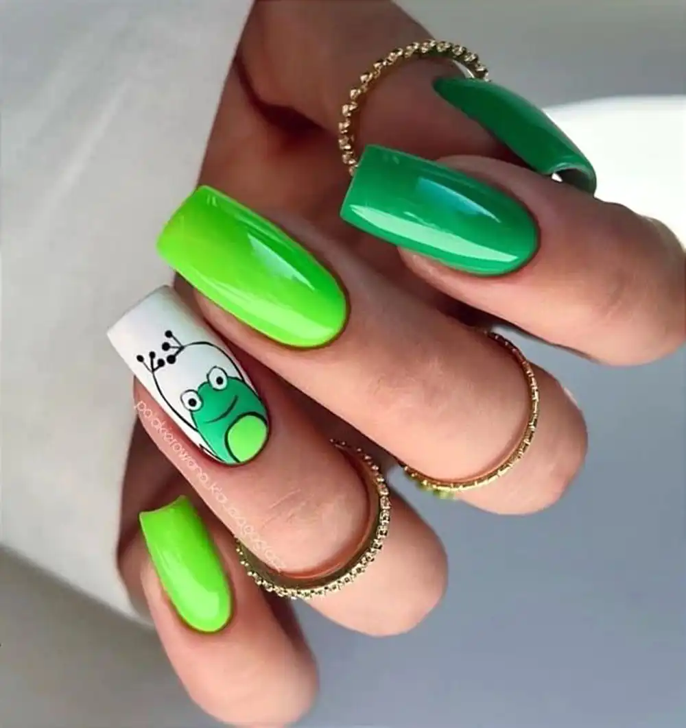 طراحی ناخن سفید و سبز