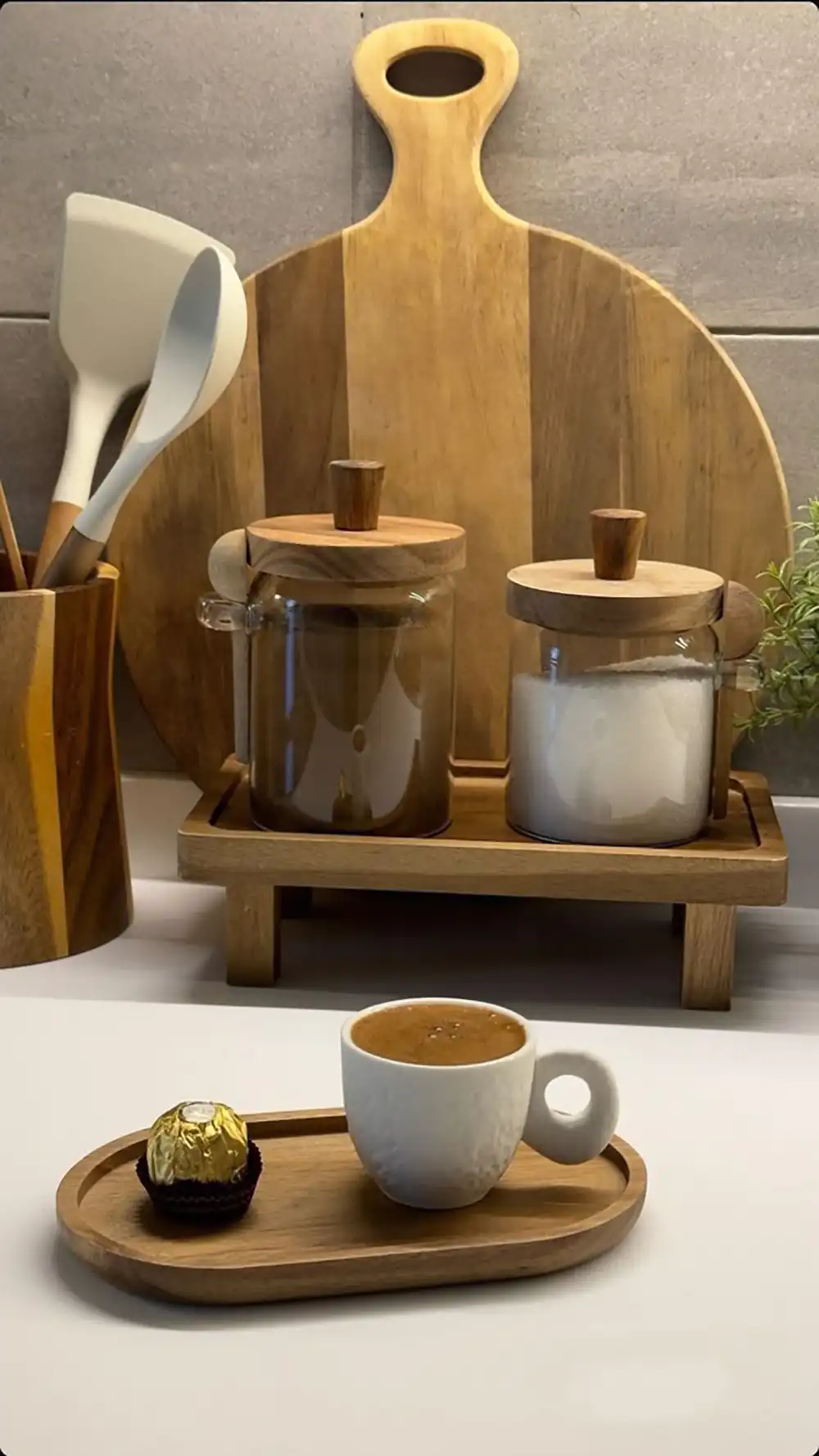 چیدن وسایل چوبی آشپزخانه