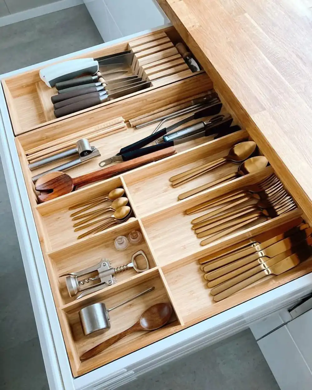 چیدمان قاشق و چنگال در کابینت
