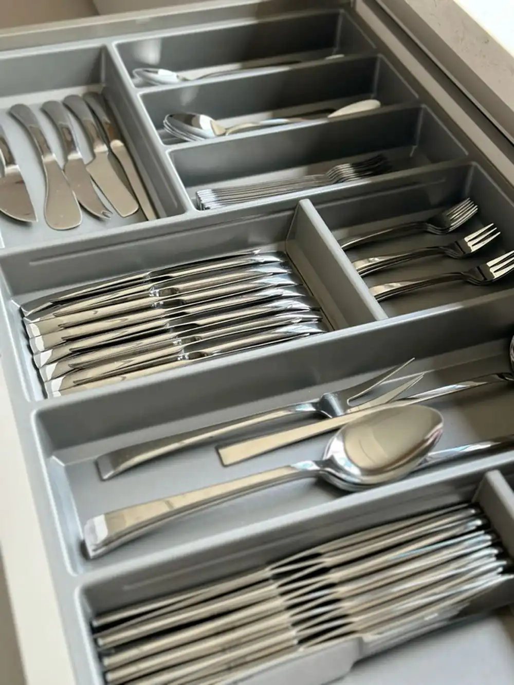 چیدمان قاشق و چنگال در کابینت
