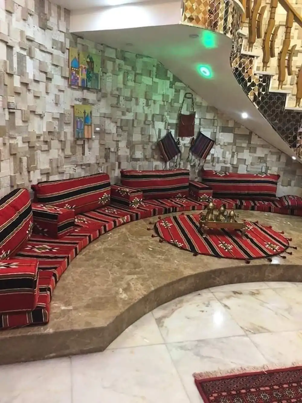 چیدمان خانه سنتی با پشتی