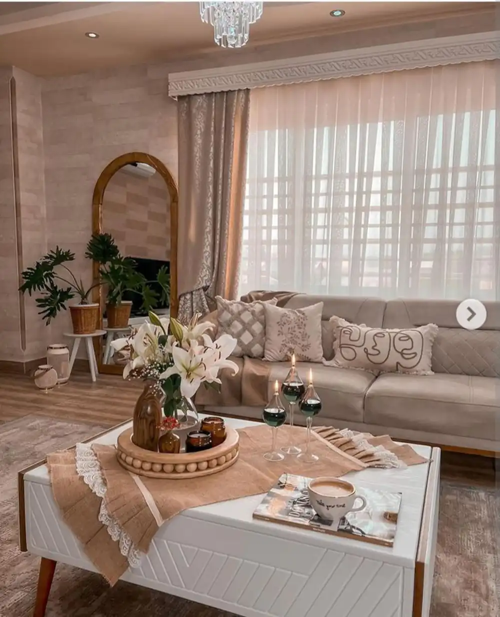 چیدمان روی میز جلو مبلی