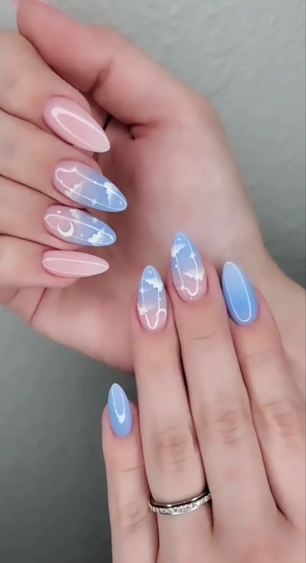 طراحی ناخن آبی مه‌آلود