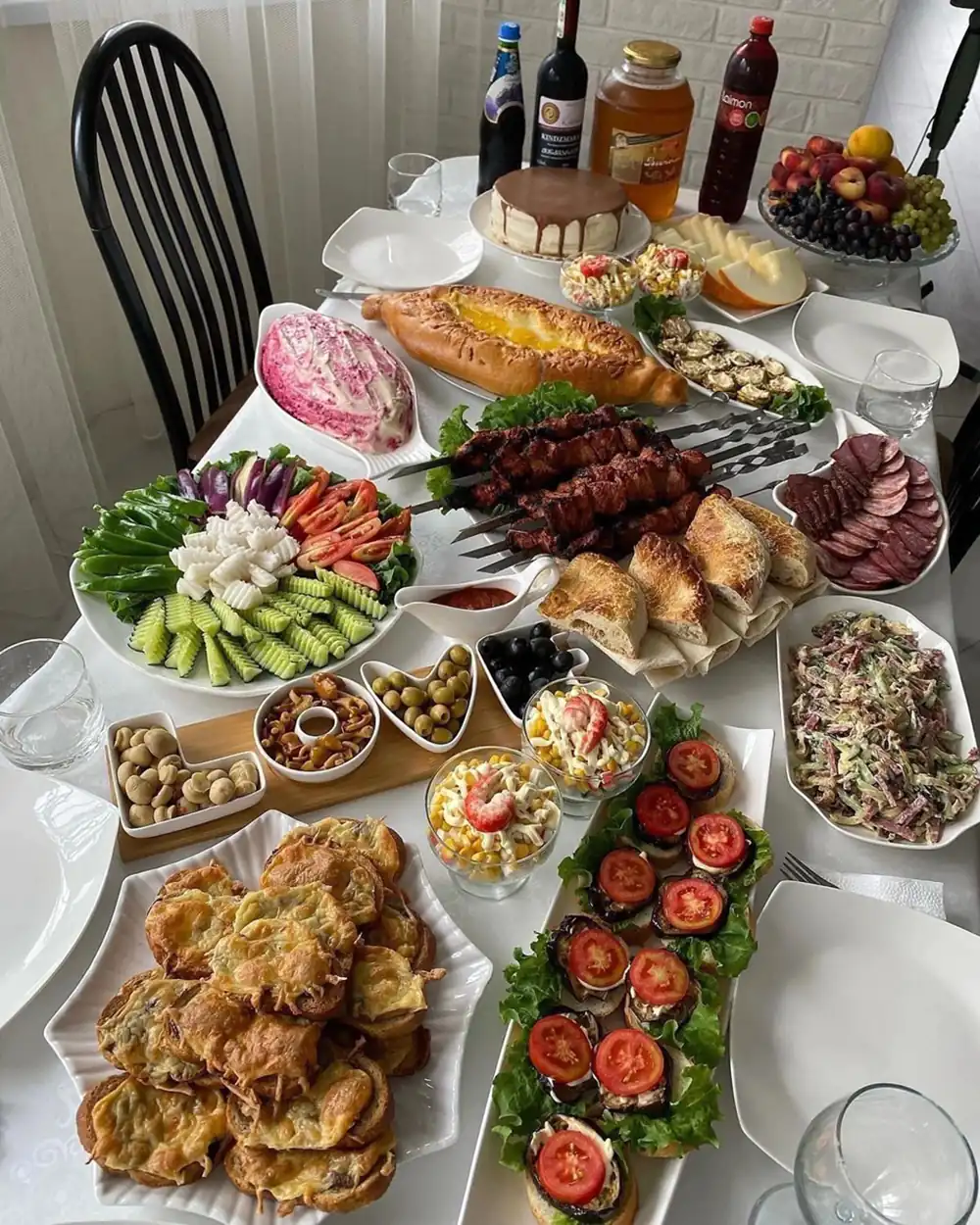 تزیین سفره غذا برای مهمانی